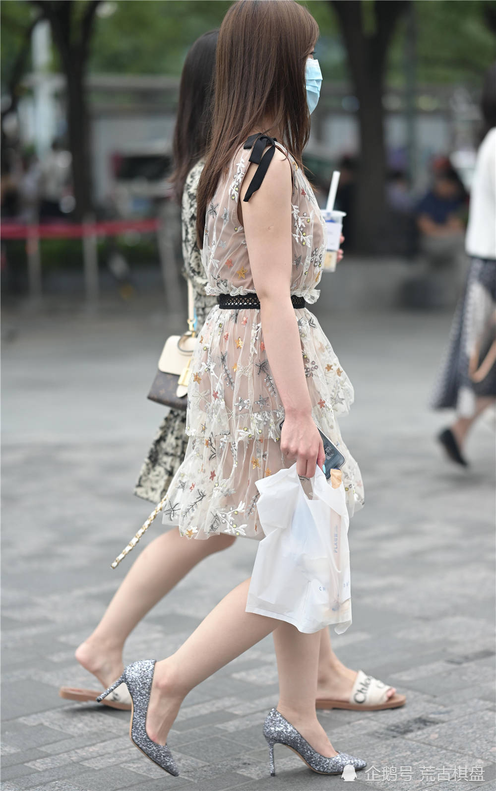 黑色|夏季的姑娘,依旧会搭配尖头细跟鞋,衬托身材还能提升气质