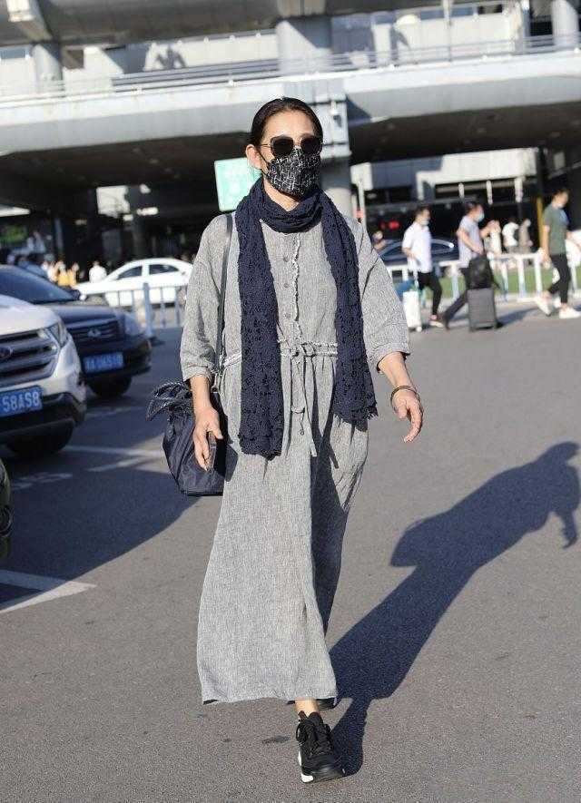 运动鞋|倪萍越老越“时髦”，穿灰色连衣裙配运动鞋，不像是62岁奶奶