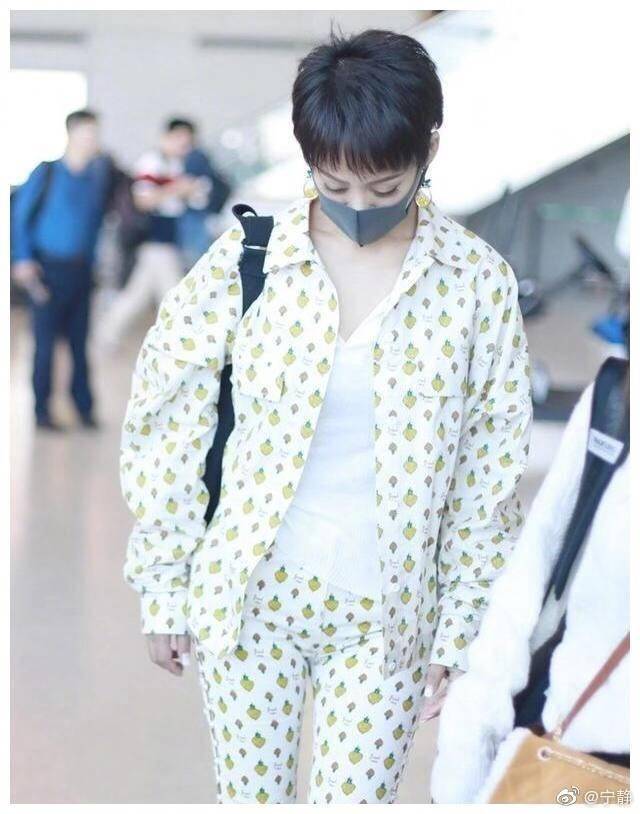 颜也|48岁宁静利落干练,二八分短发+薄荷绿内衬,姐就是这么霸气