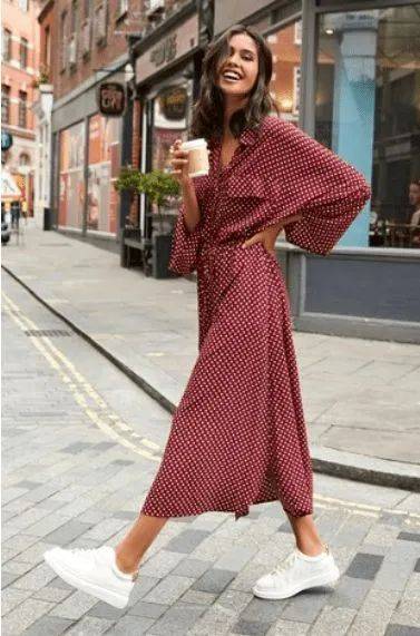 穆勒|别总穿高跟鞋啦！连衣裙＋平底鞋＝春季最简约大气的混搭cp！