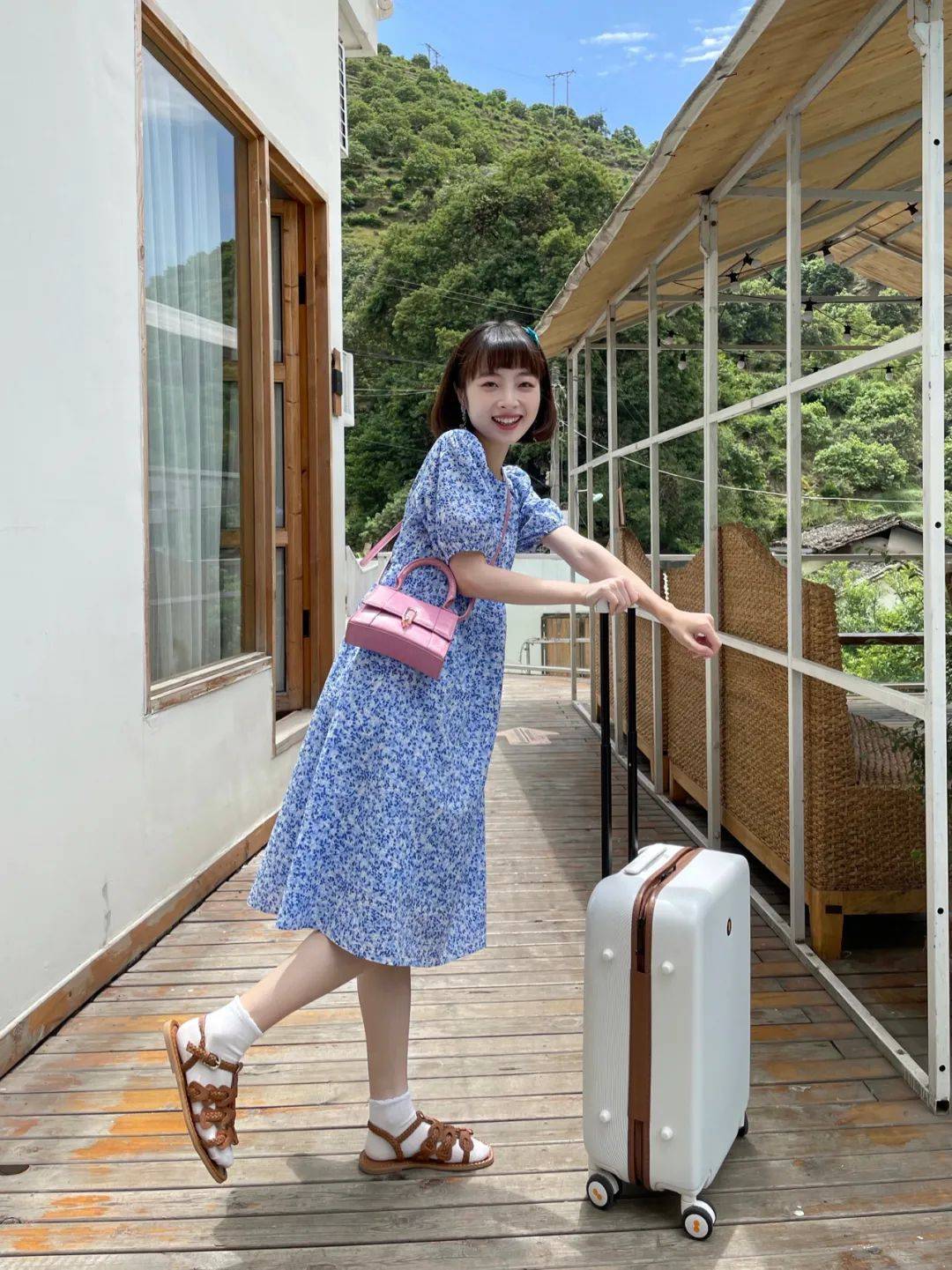 小个子|今夏忘了高跟鞋吧！小个子女生穿“连衣裙＋平底鞋”，上身好看到报警！