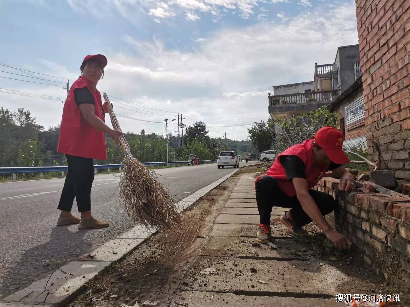 嵩縣何村村:志願者對村莊公路沿線衛生進行清除打掃