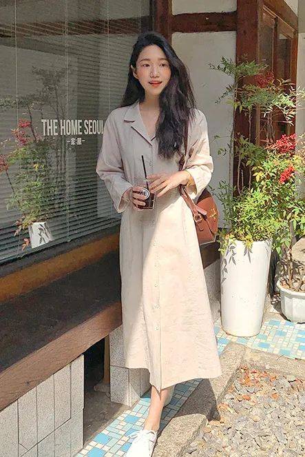 小白|今夏“裙子+运动鞋”这样穿,就是美得不一样!