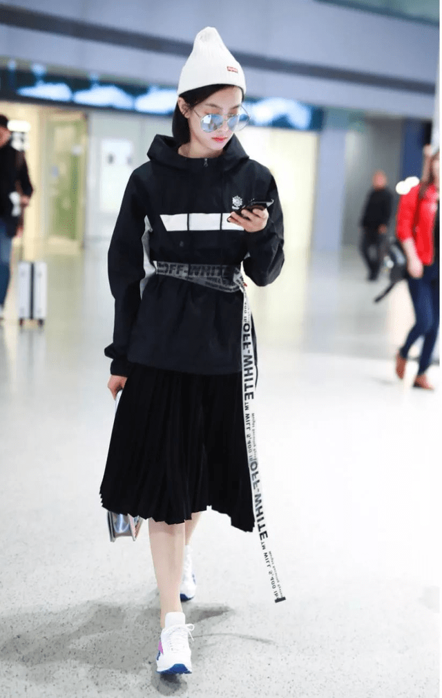 黑色|奚梦瑶又美出新高度，黑色卫衣配紧身裤随性大气，超模身材抢镜