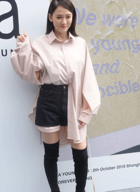 个性|陈乔恩难怪能迷住小9岁的艾伦,穿男友风衬衫硬塞超短裤,真够潮?