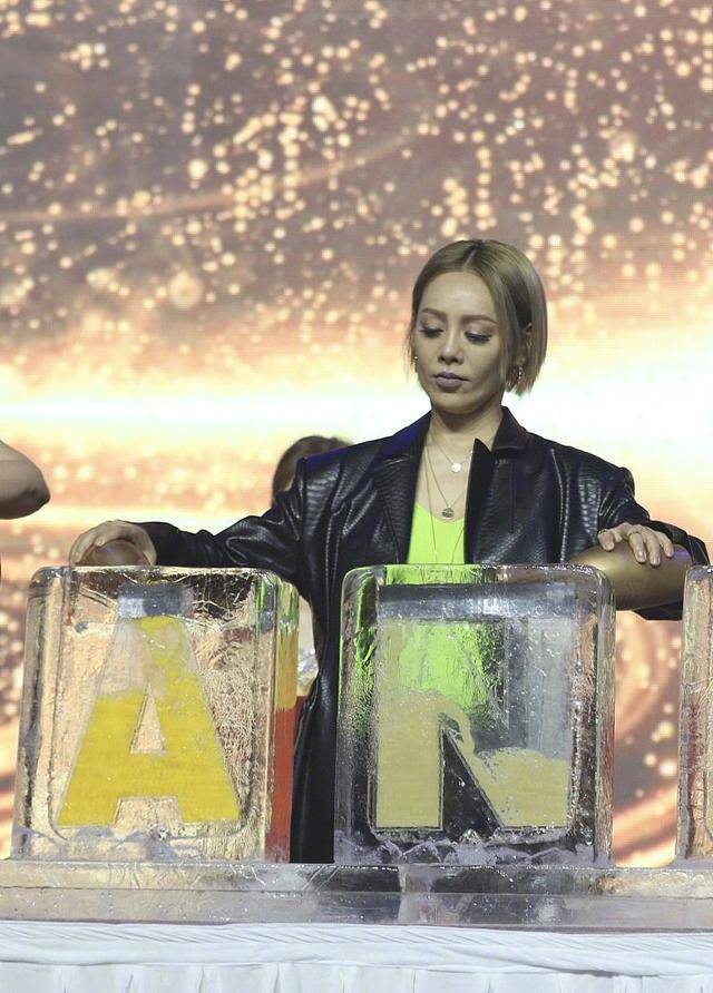 颜也|48岁宁静利落干练,二八分短发+薄荷绿内衬,姐就是这么霸气