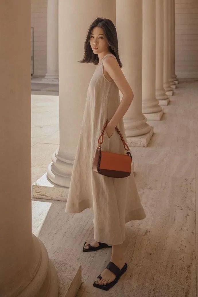 仙女|别总穿运动鞋啦！现在流行“连衣裙＋凉鞋”，好看显瘦又时髦！