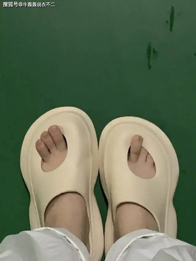 袜子|别再露脚踝了，今年秋天“露袜”才真时髦！好看的袜子穿搭公式