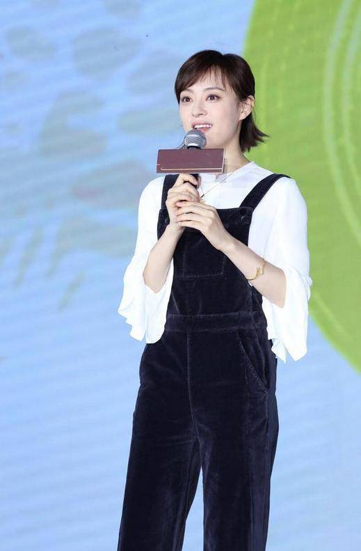 姐妹|孙俪穿搭太减龄了，喇叭袖上衣配背带裤，38岁嫩成18岁小姑娘