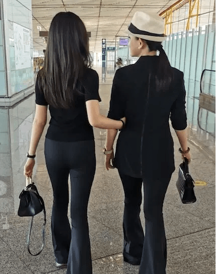 喇叭裤|赵文卓女儿真会长,遗传爸爸的大长腿,穿紧身装身材不输超模