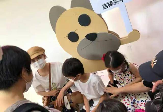 邓超|孙俪娘仨同框，9岁等等身高直追妈妈，小花穿舞蹈服遮不住翘臀