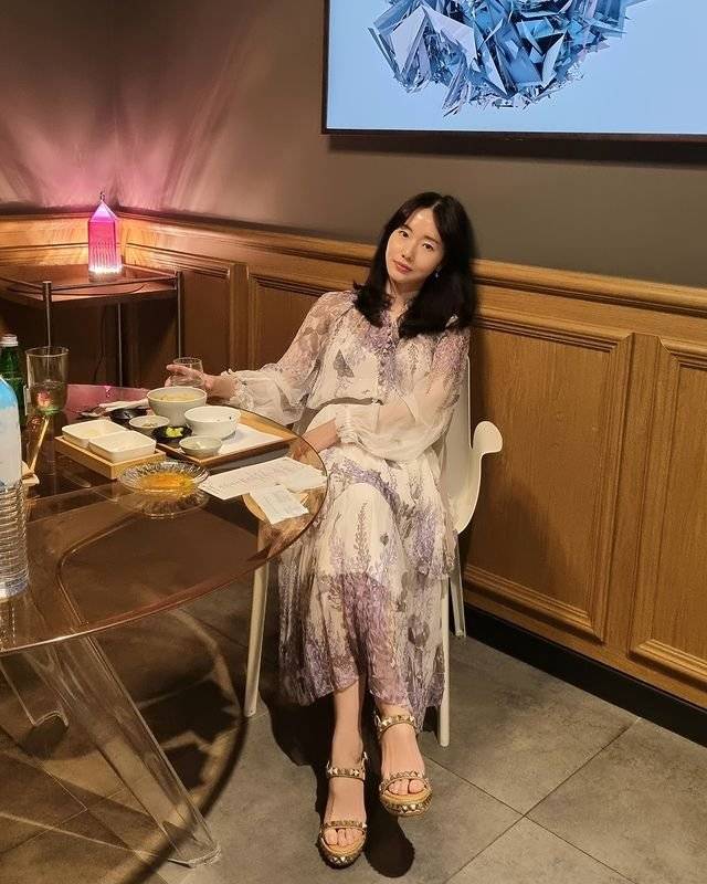 黑色|如果你还在为选择凉鞋发愁,酷炫时尚潮人的凉鞋造型供你参考
