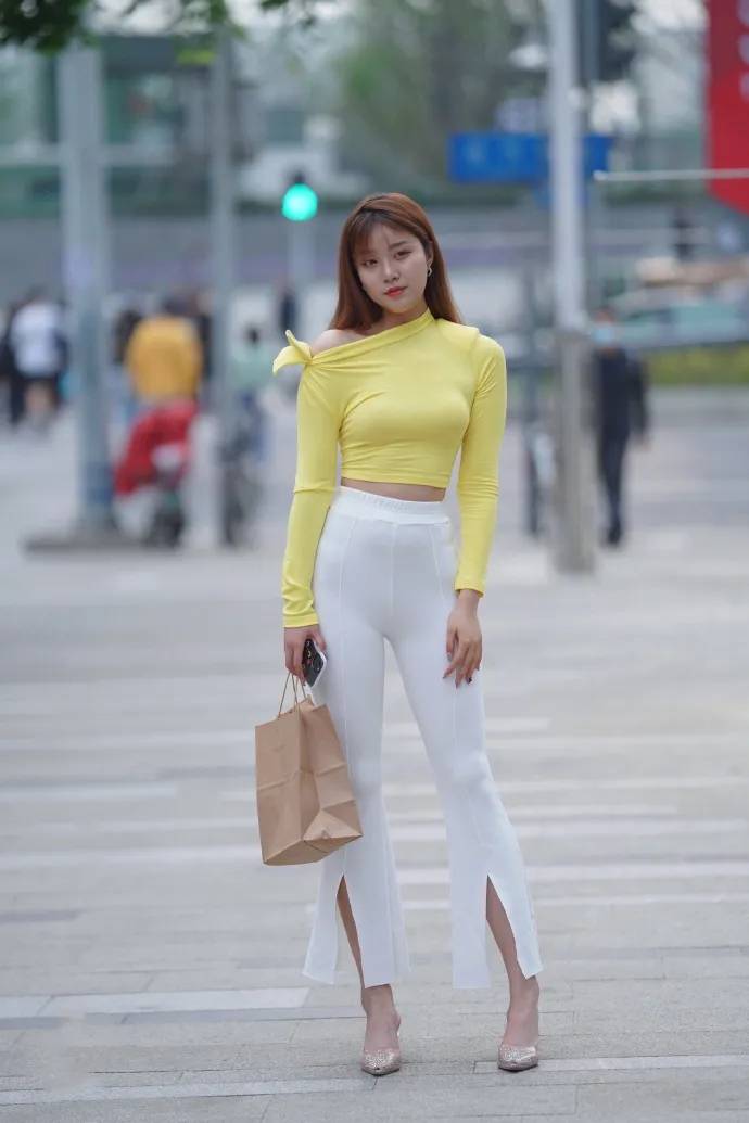 喇叭裤|嫩黄色斜肩短款上衣，搭配白色喇叭裤，穿出时尚又简约的美