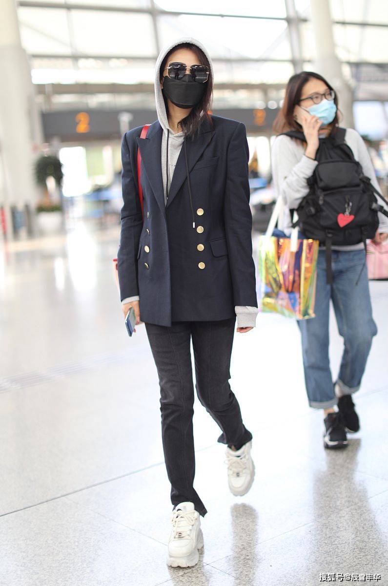 颜色|刘涛真不按常理出牌，黑西装竟搭配连帽卫衣，随性穿搭却很时髦