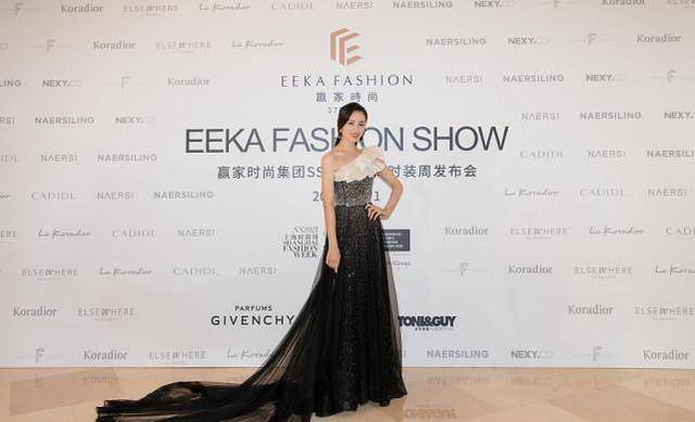 金靖|一向搞笑的金靖穿性感礼服，摆出酷脸造型似换了个人，像气质美女