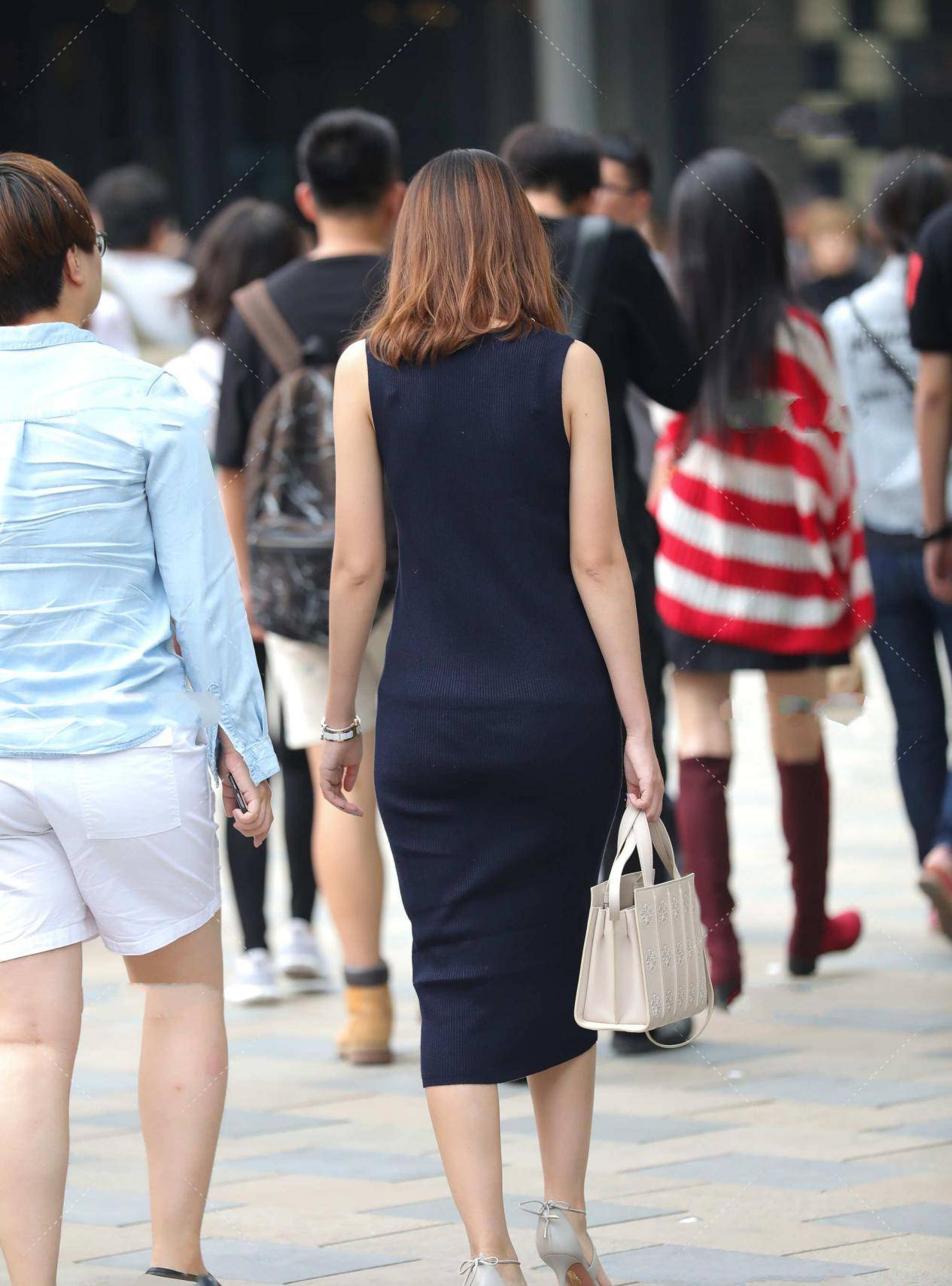 显得|黑色针织长裙,金属纽扣配饰科技感十足,又潮又酷