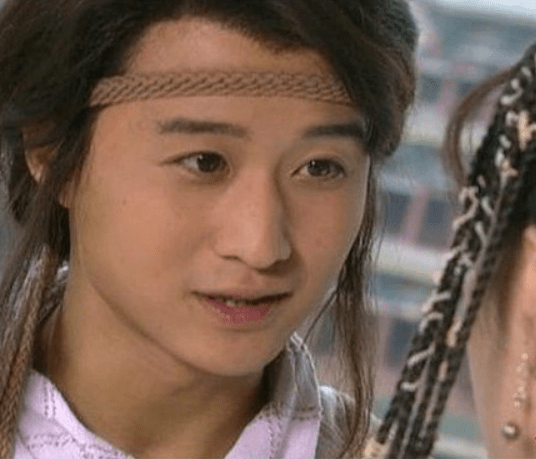 因为|吴京拍戏摔下马背，头部朝下疑扭伤，送医前笑称千万别告诉谢楠