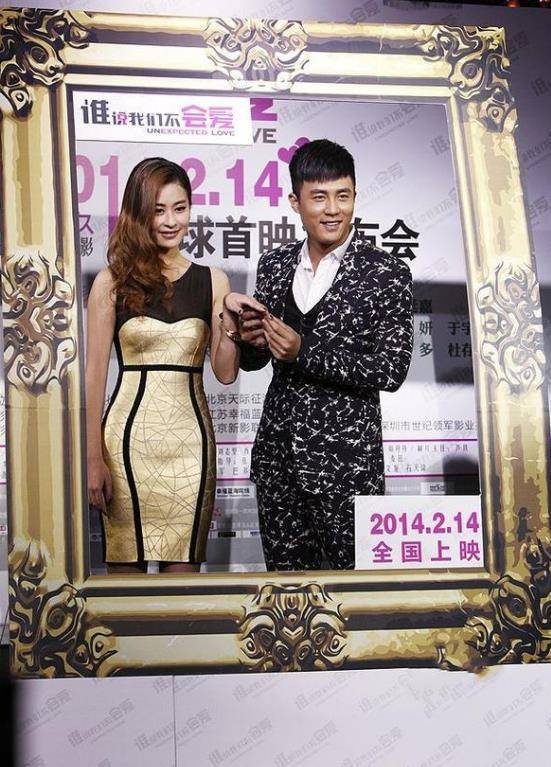 设计|颖儿穿紧身裙自信亮相，身材曲线很性感，一旁的杜淳脸上挂满笑容