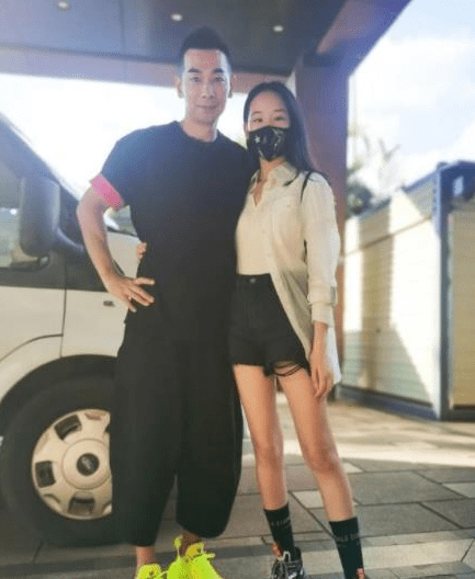 喇叭裤|赵文卓女儿真会长,遗传爸爸的大长腿,穿紧身装身材不输超模