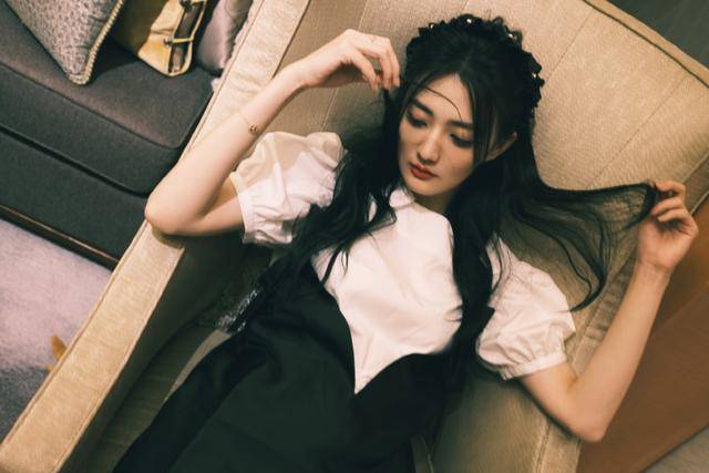 短袜|还是徐璐会打扮，吊带裙叠穿扮“校园女生”，这气质真赞