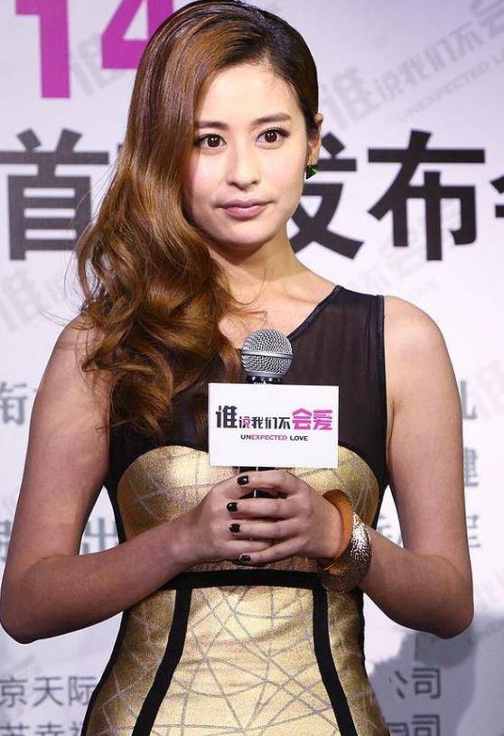 设计|颖儿穿紧身裙自信亮相，身材曲线很性感，一旁的杜淳脸上挂满笑容