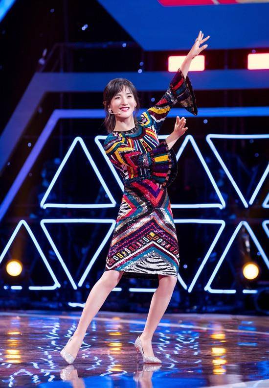 身材|谢娜二胎后恢复正常！穿T恤配折扇裙，40岁高龄产妇成熟曲线动人