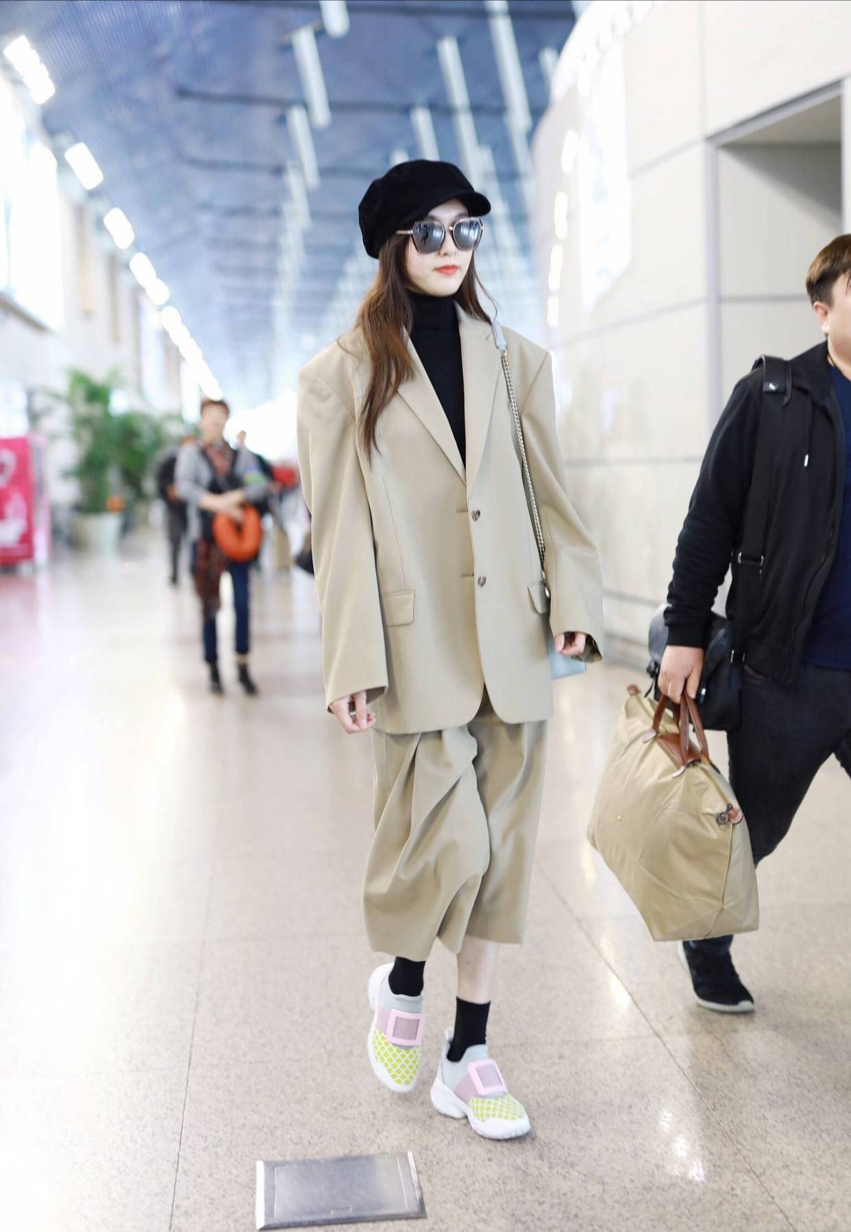 裂纹|唐嫣的“裂纹裤”火了，显瘦显高还时髦，配基础款也能又美又飒