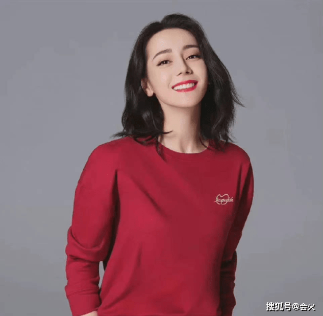显得|热巴穿红色保暖内衣拍照！百元衣服穿出高级感，腰围与头围差不多