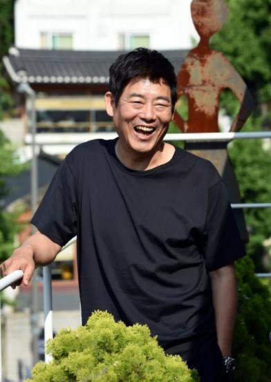 原创德善爸爸成东镒曾因私生子身份不幸宠妻20年零绯闻婚后甜蜜育3子