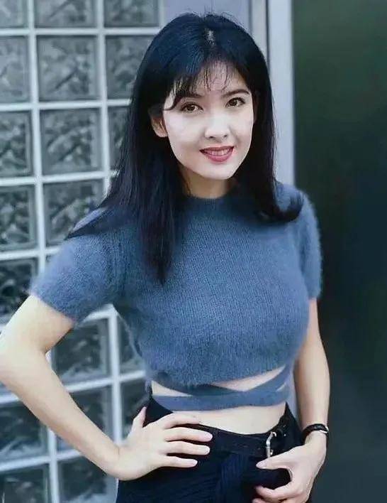 白女士|被称内娱95花颜霸的她，靠港风造型再次惊艳网友：太绝了！