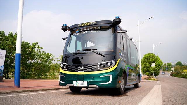 全国首个针对山地城市交通场景的5g无人驾驶小巴车队在重庆亮相