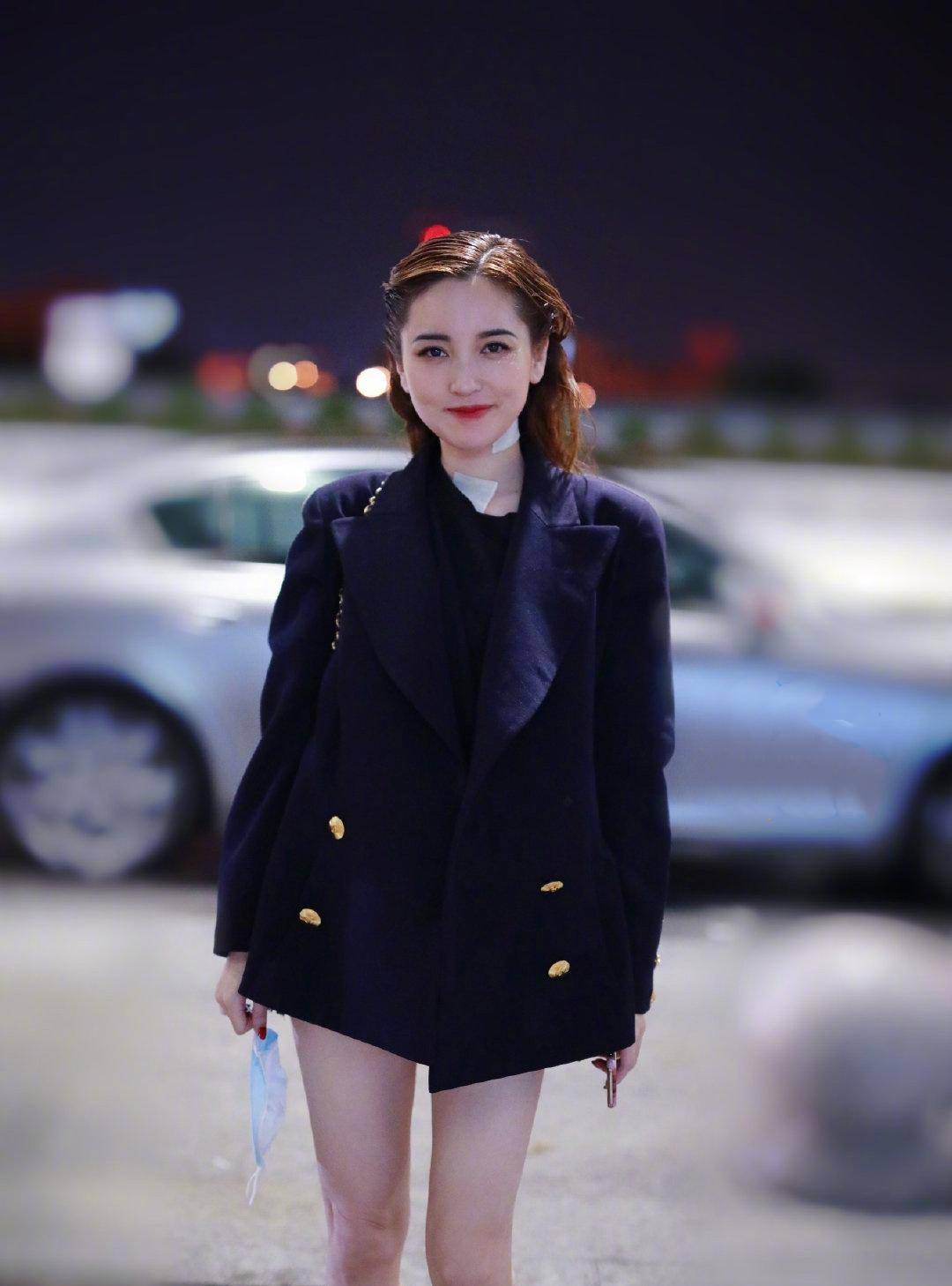 中分|金莎首次尝试中分大背头发型，英气又酷飒！甜妞总算蜕变了