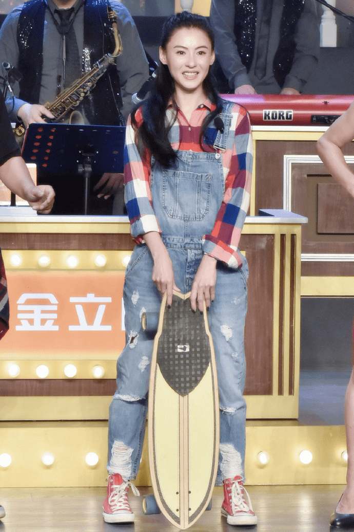 帆布鞋|张柏芝真敢装“嫩”,格子衬衫搭配背带牛仔裤少女感十足,超好看