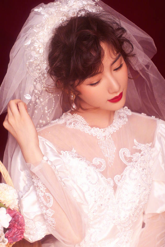 美人|毛晓彤穿复古婚纱美出圈，被夸像“挂历美人”，体面告别乔三丽
