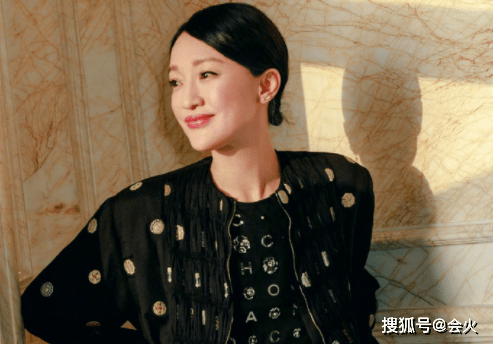 周迅|46岁周迅赤狐大片曝光！穿大露背裙腰肢纤细，挑染红发风情万种