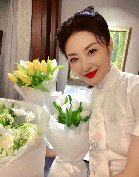 大气|周涛携童星罕见登大刊！穿风衣央视范十足，16岁女儿主持功底太厉害