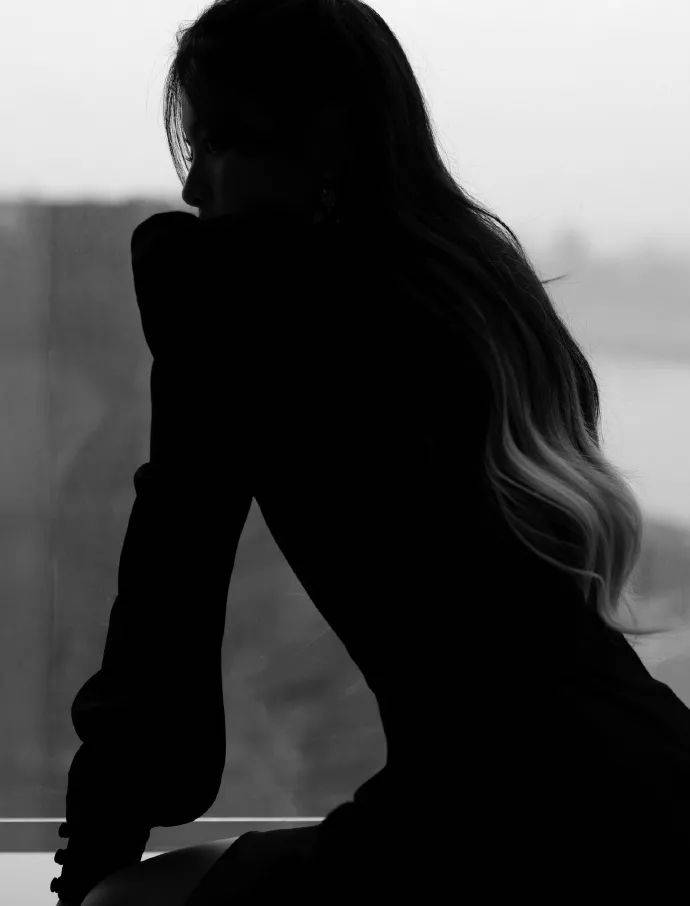 当红|杨超越身穿复古娃娃领黑色连衣裙！雪肤玉貌太性感撩人