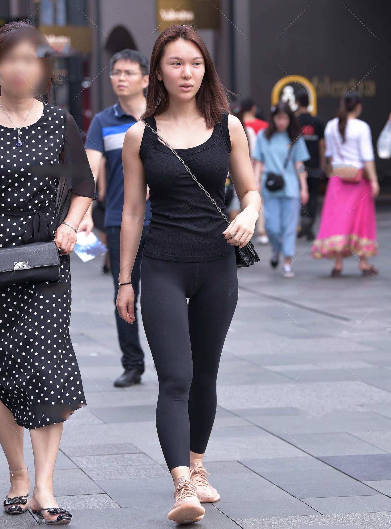 都是偏|黑色背心搭配健美裤，又潮又酷，帅气十足