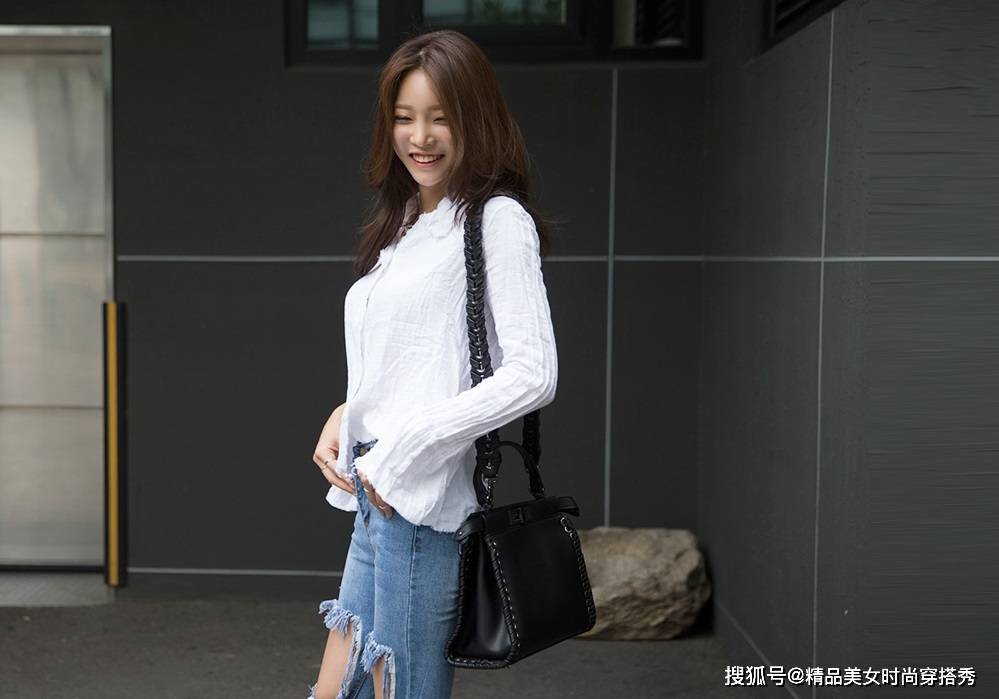 黑色|时尚美女的白衬衫搭配破洞牛仔裤，精致又带着高级感
