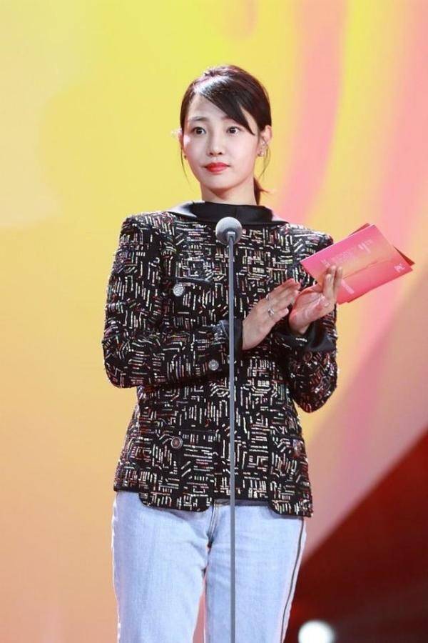 显得|白百何真会博眼球!“反穿”西装走红毯,看似奇怪,却意外时尚