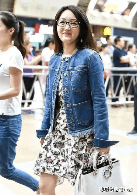 条纹|50岁的杨钰莹到了大婶的年纪，却还是少女身材，穿得时髦又减龄