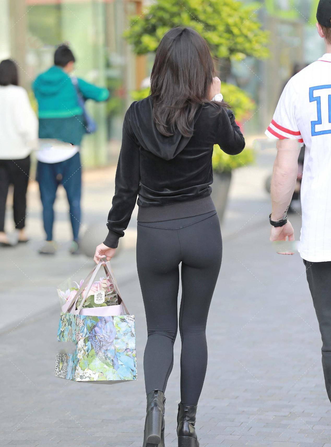 黑色|黑的衣服，一副搭配墨镜，不仅休闲而且还显得整个人很酷