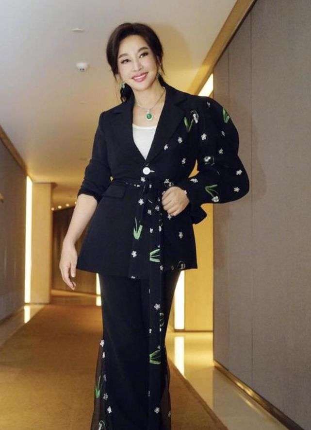 翡翠|刘晓庆才不服老，黑西装上拼一半碎花意外时髦，却被超大翡翠抢镜