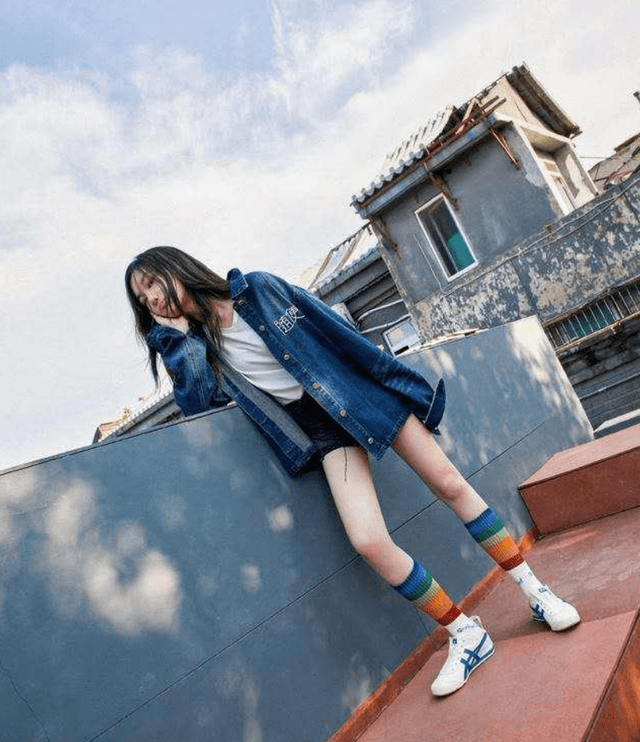 裤衩|李嫣时尚感真强，小小年纪就偏爱“下衣失踪”，细长腿比王菲优秀？