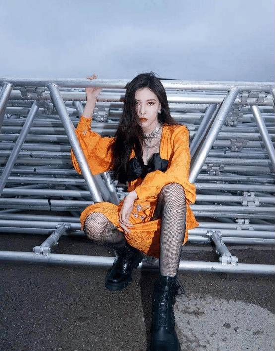 整体|黑丝穿搭出现回潮趋势，女明星们的搭配一点都不“low”，反而很酷飒
