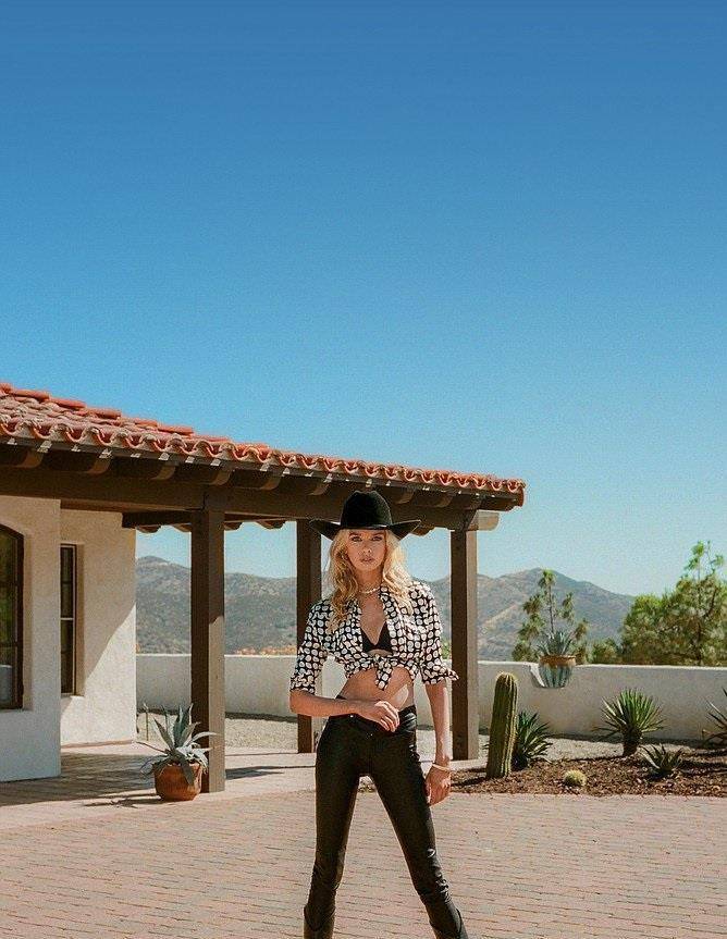 漂亮|“暮光女”前女友斯特拉·麦克斯韦和小鲜肉逛街，扮牛仔女郎真酷