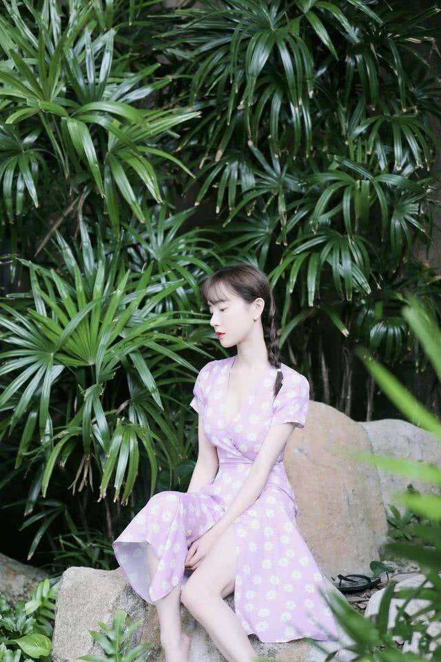 小姑娘|张檬牛奶肌真晃眼，淡蓝色吊带裙文艺又迷人，嫩度不输小姑娘