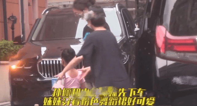 感觉|孙俪娘仨同框，9岁等等身高直追妈妈，小花穿舞蹈服遮不住翘臀