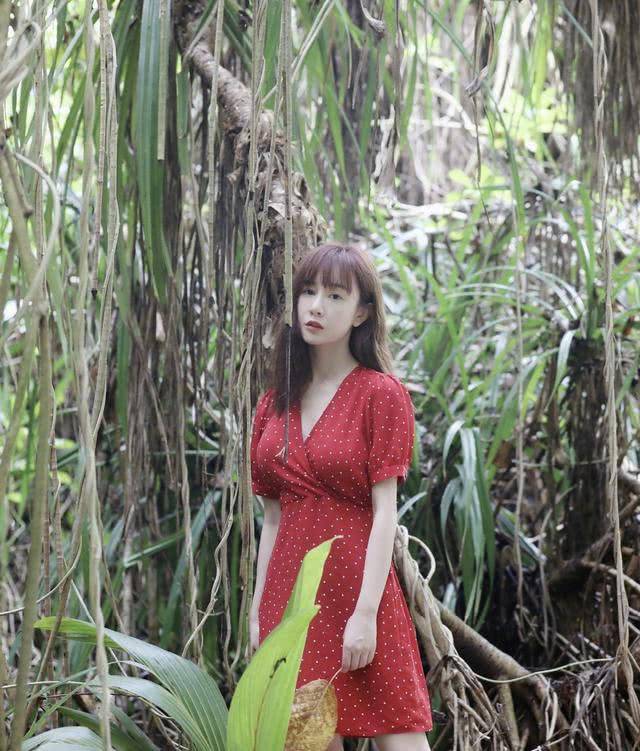 小姑娘|张檬牛奶肌真晃眼，淡蓝色吊带裙文艺又迷人，嫩度不输小姑娘