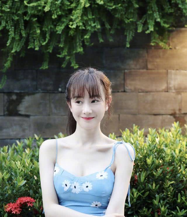 小姑娘|张檬牛奶肌真晃眼，淡蓝色吊带裙文艺又迷人，嫩度不输小姑娘